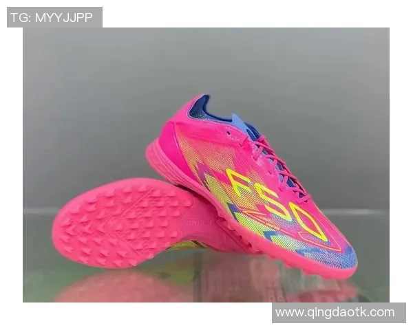 球星穿粉红色足球鞋引领时尚潮流成为赛场亮点