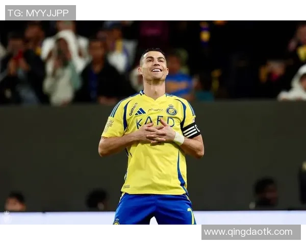 足球巨星化身专业解说员带来赛场深度解析与激情点评 足球巨星化身专业解说员带来赛场深度解析与激情点评